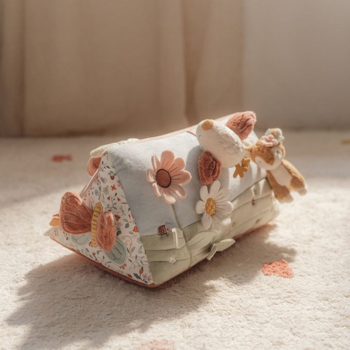 COJIN ACTIVIDADES TRIANGULAR FAIRY GARDEN - LITTLE DUTCH