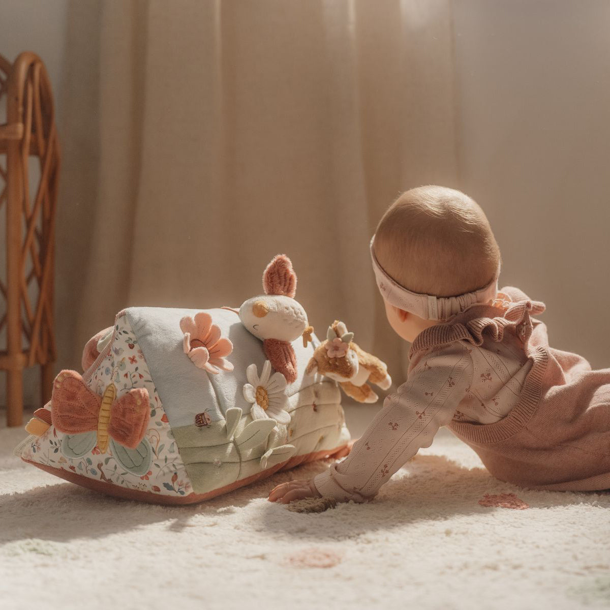COJIN ACTIVIDADES TRIANGULAR FAIRY GARDEN - LITTLE DUTCH